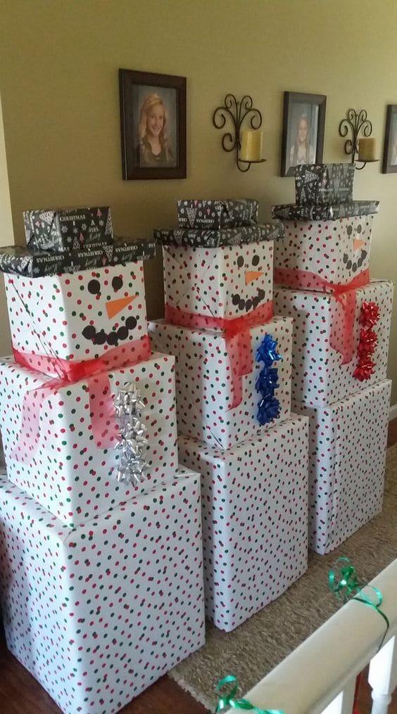Snowman Gift Wrap with Dotted Pattern