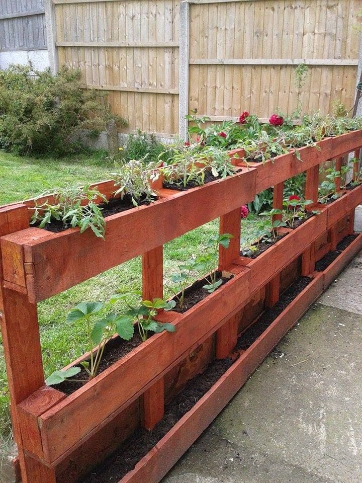 Rustic Multi-Tiered Pallet Garden Fence