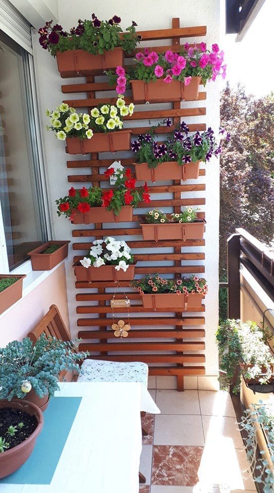 Charming Balcony Pallet Flower Wall