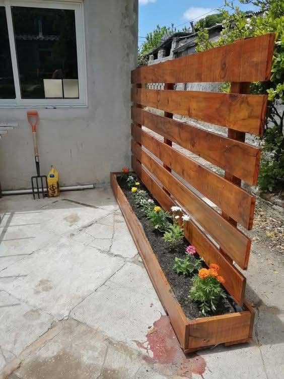 Chic Wooden Pallet Privacy Planter Wall