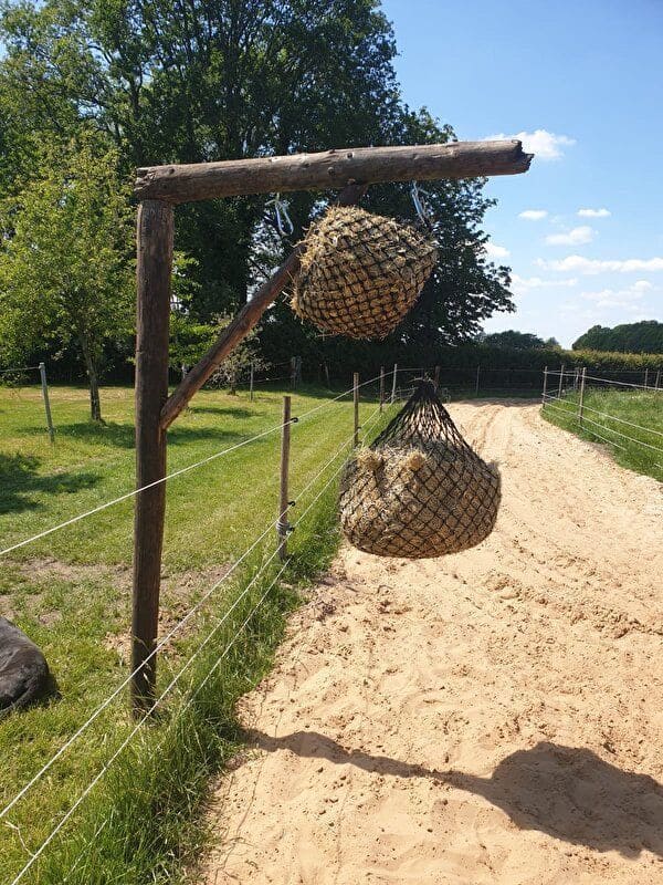 Hanging Net Hay Feeder Post