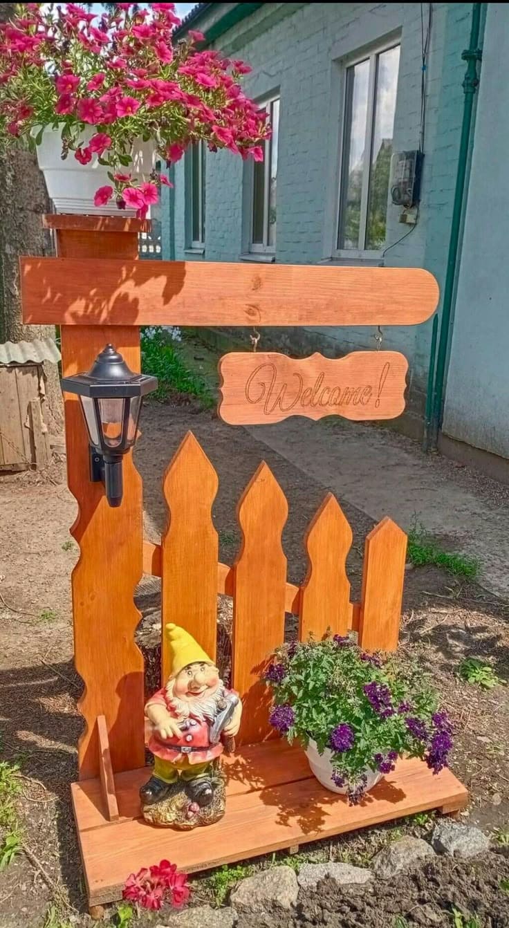 Charming Wooden Pallet Welcome Planter